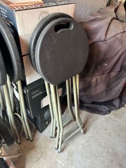 4 plastic barstools