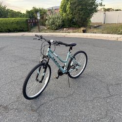 Huffy 26” Rock Creek Women's 18-Speed Mountain Bike pickup only and cash only.