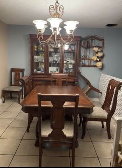 Dinner Table 8Chairs