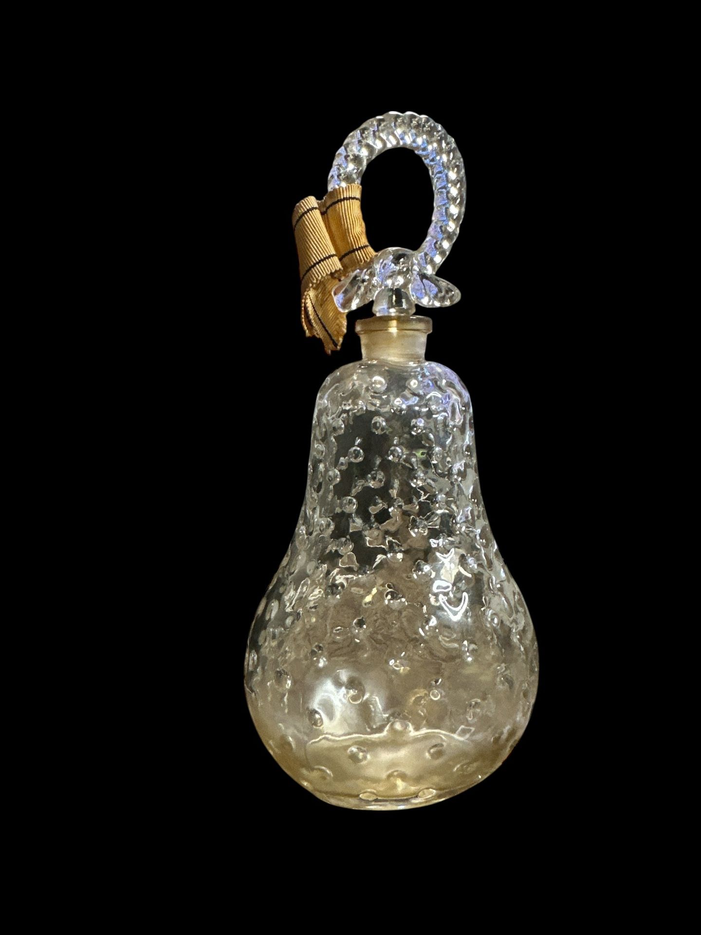 Established by Ernest Daltroff in 1904, Parfums Caron was originally located on Rue de la Paix in Paris. Daltroff purchased the perfumery from Anne-Ma