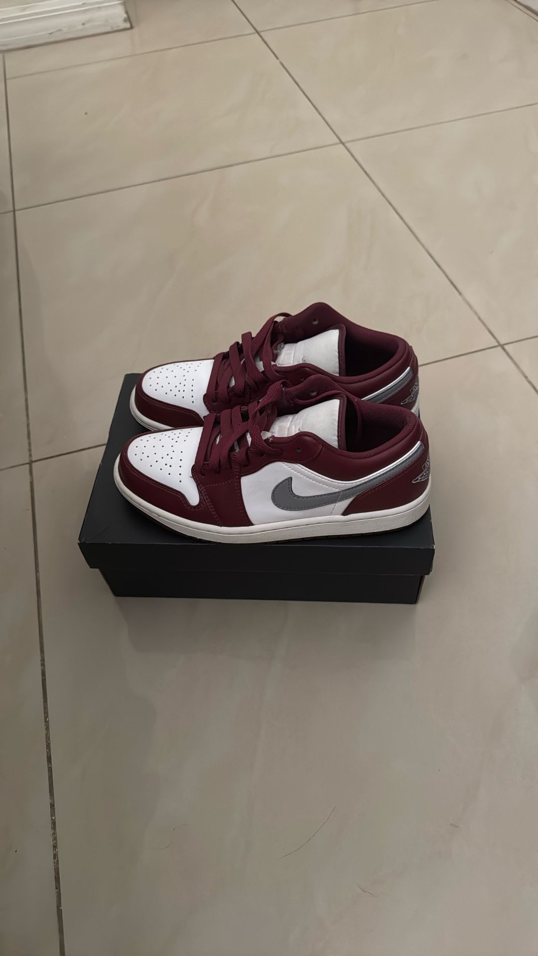 Low Jordan 1s Size 7.5