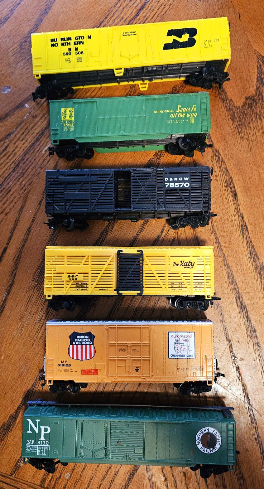 Ho Scale Model Train Boxcars And Accessories 