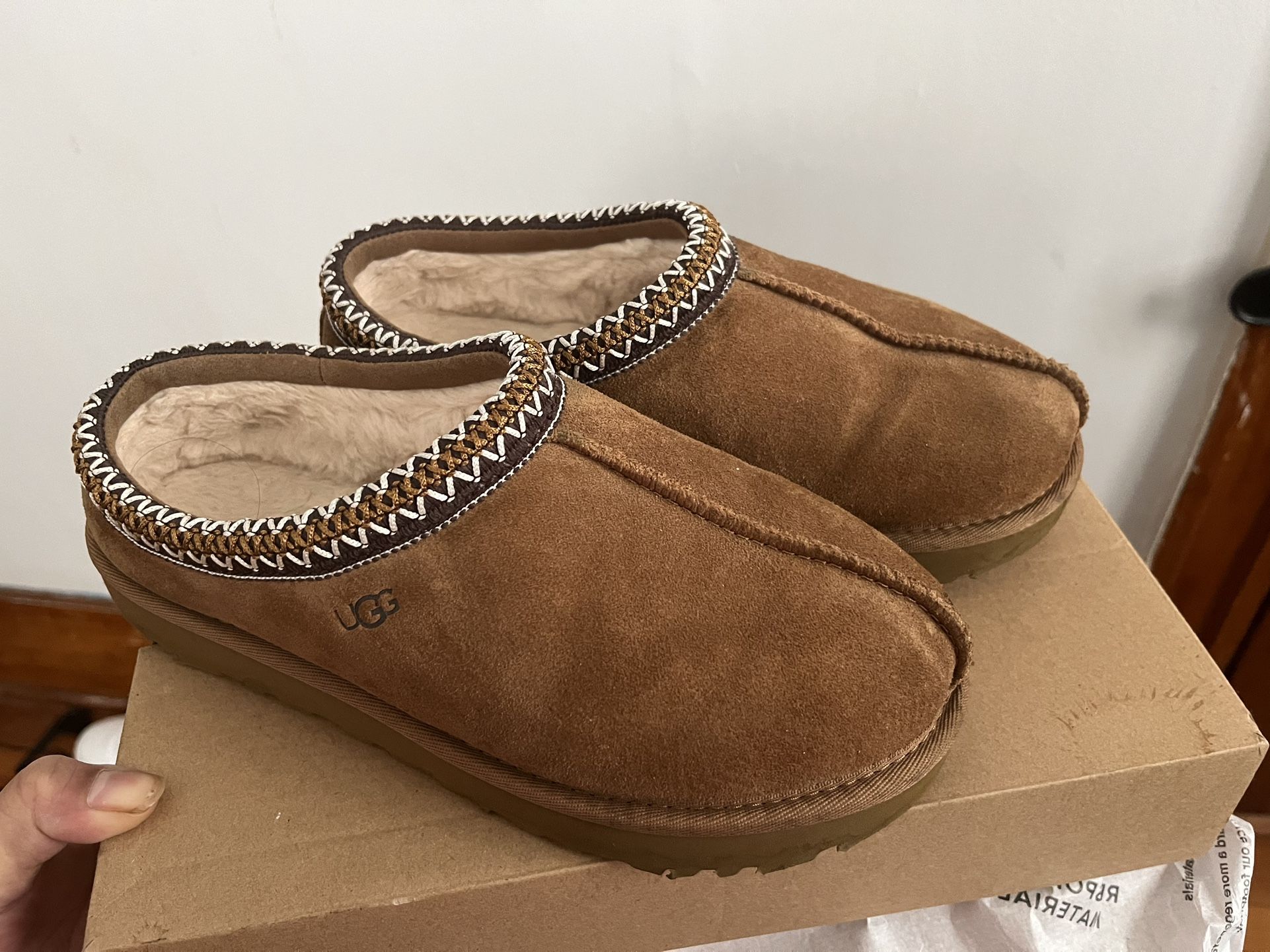 UGG SLIPPERS SIZE 7