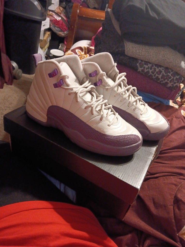 Size 7y AIR JORDAN 12 RETRO