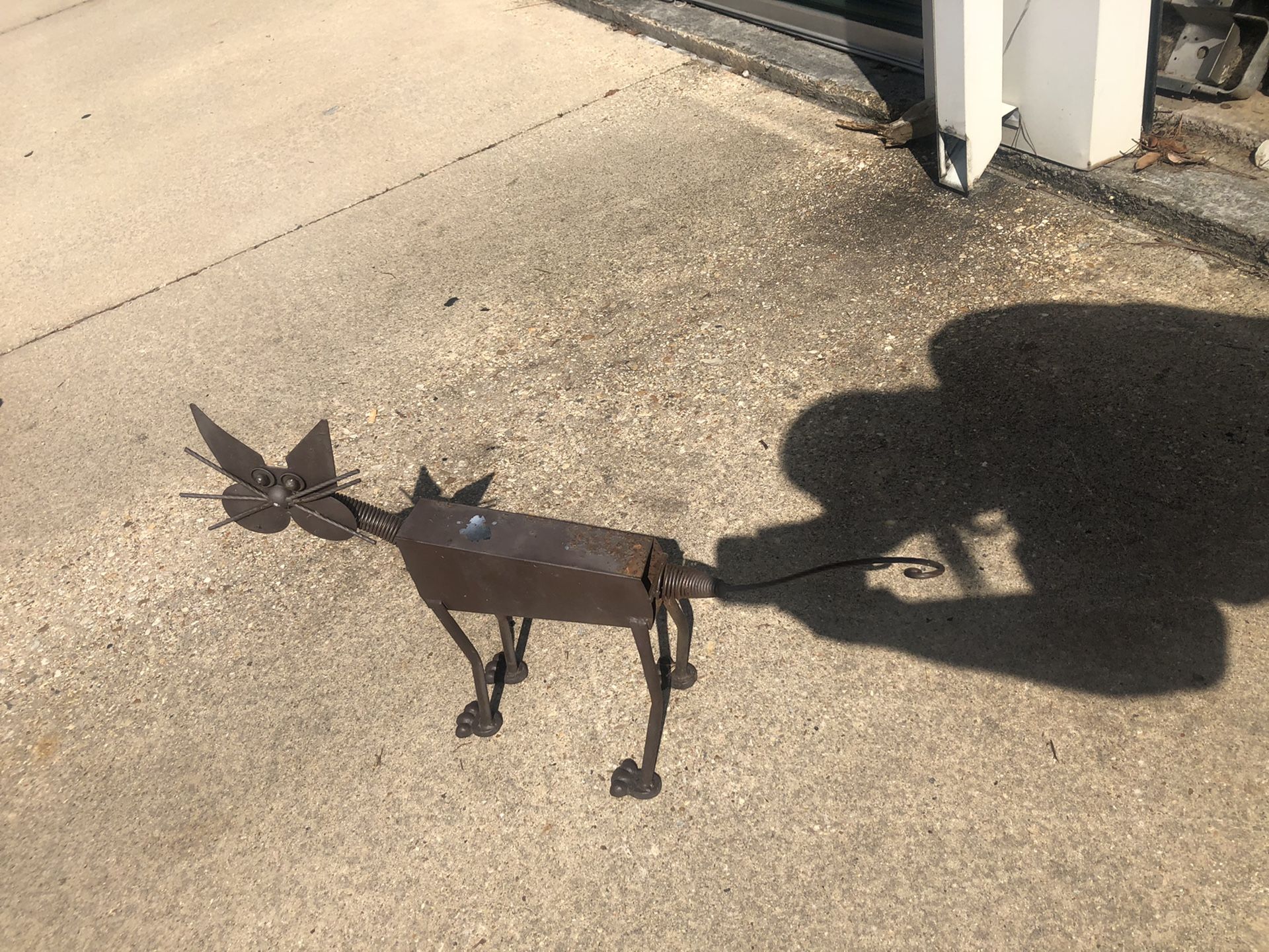 Bouncy iron cat