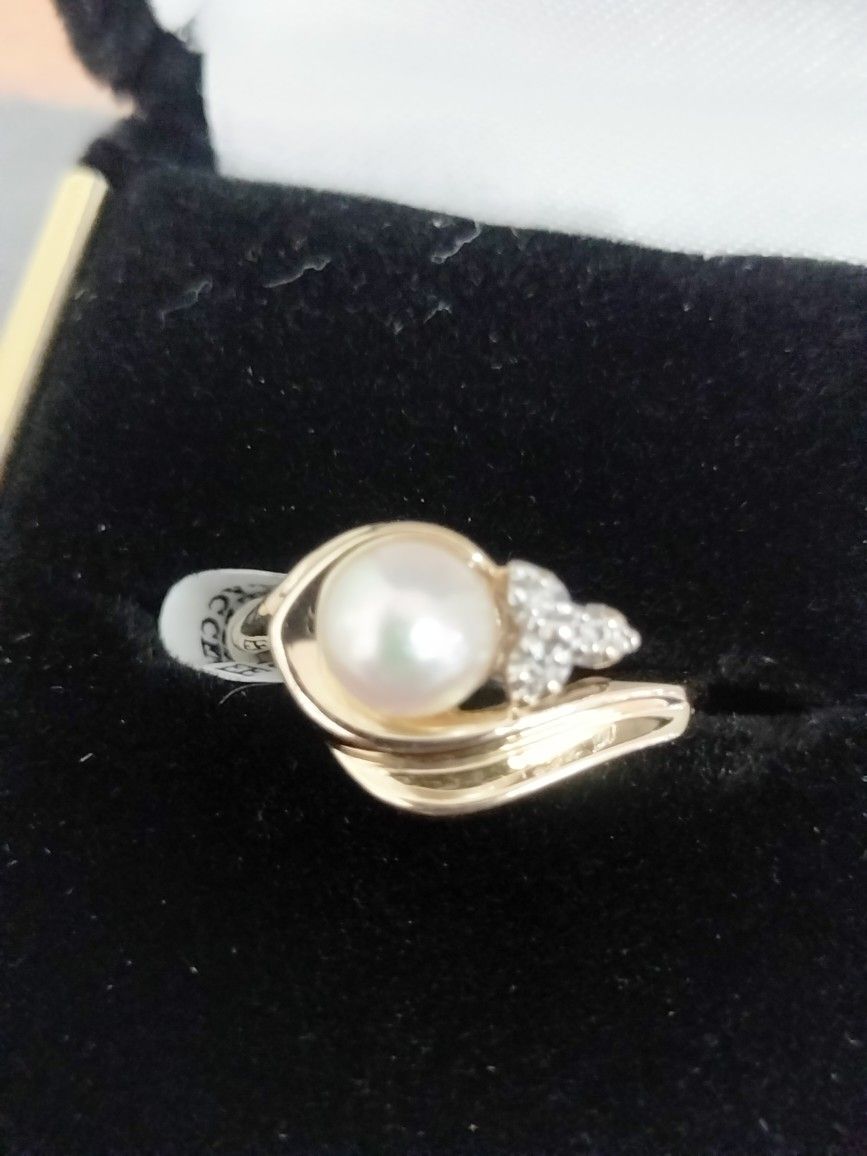 Pearl Ring With Diamonds Accents