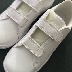 Boys Size 2Y Nike Shoes New 