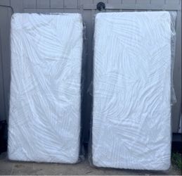 Se vende juego de box spring tamaño king usados uno de ellos tiene detalles en la orilla como se muestra en la última foto pido $55 por el juego