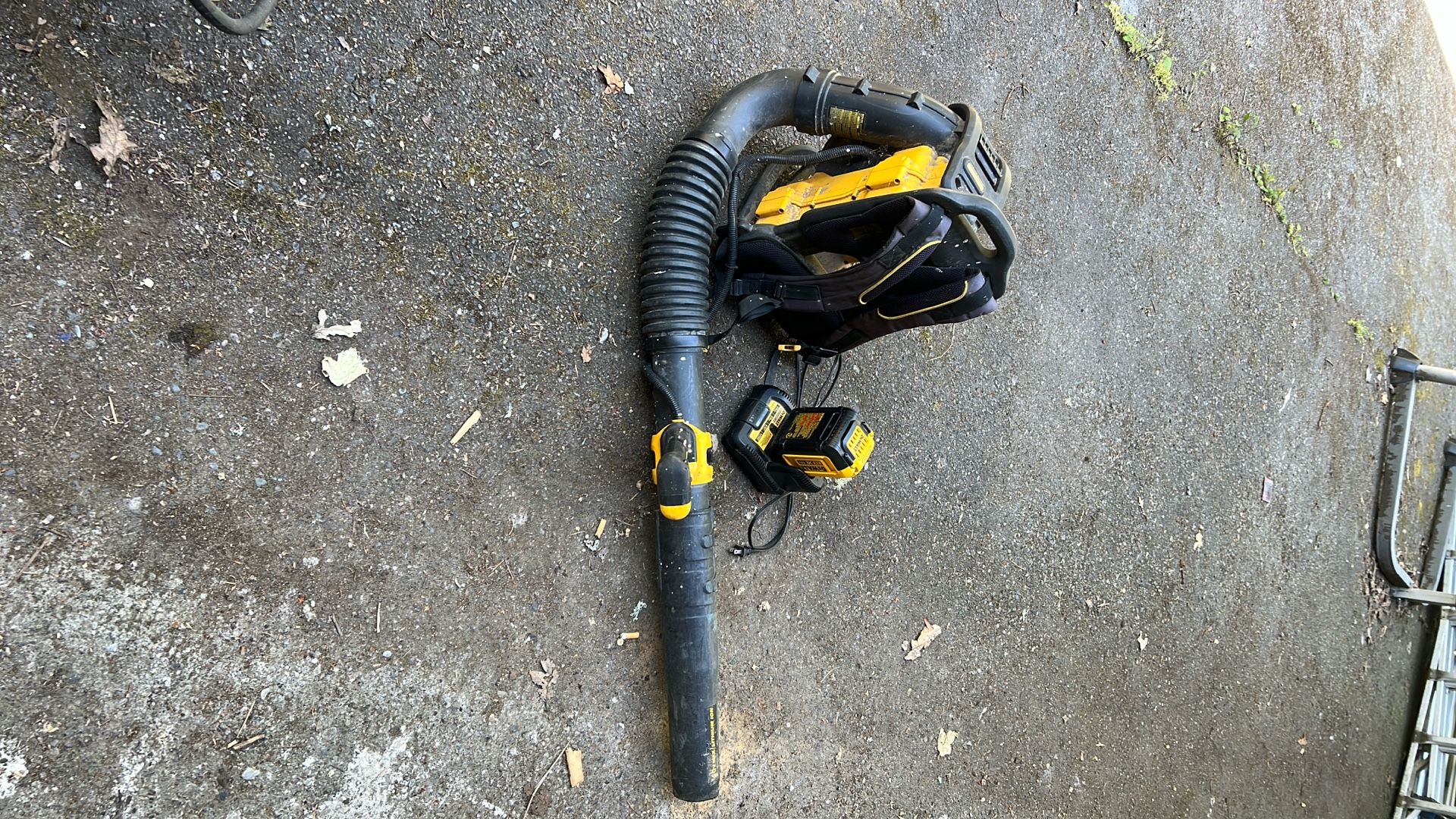 DEWALT 40-volt Max 450-CFM 142-MPH Brushless Backpack Cordless Electric Leaf Blower