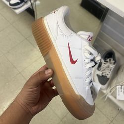 NIKE - SZ 8