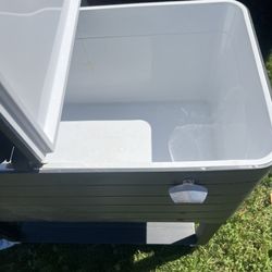 Cooler on wheels 60 negotiable