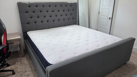 Bed frame& 2Box springs in excellent condition king size