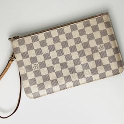 𝗟𝗼𝘂𝗶𝘀 𝗩𝘂𝗶𝘁𝘁𝗼𝗻 𝗪𝗿𝗶𝘀𝘁𝗹𝗲𝘁 𝗣𝗼𝘂𝗰𝗵