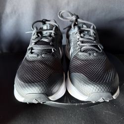 Nike Run Swift 2 Black White Running Shoes NIB Mens 10 Women’s 8.5