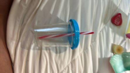 Toy smoothie making kit comes with ingredients and accessories.