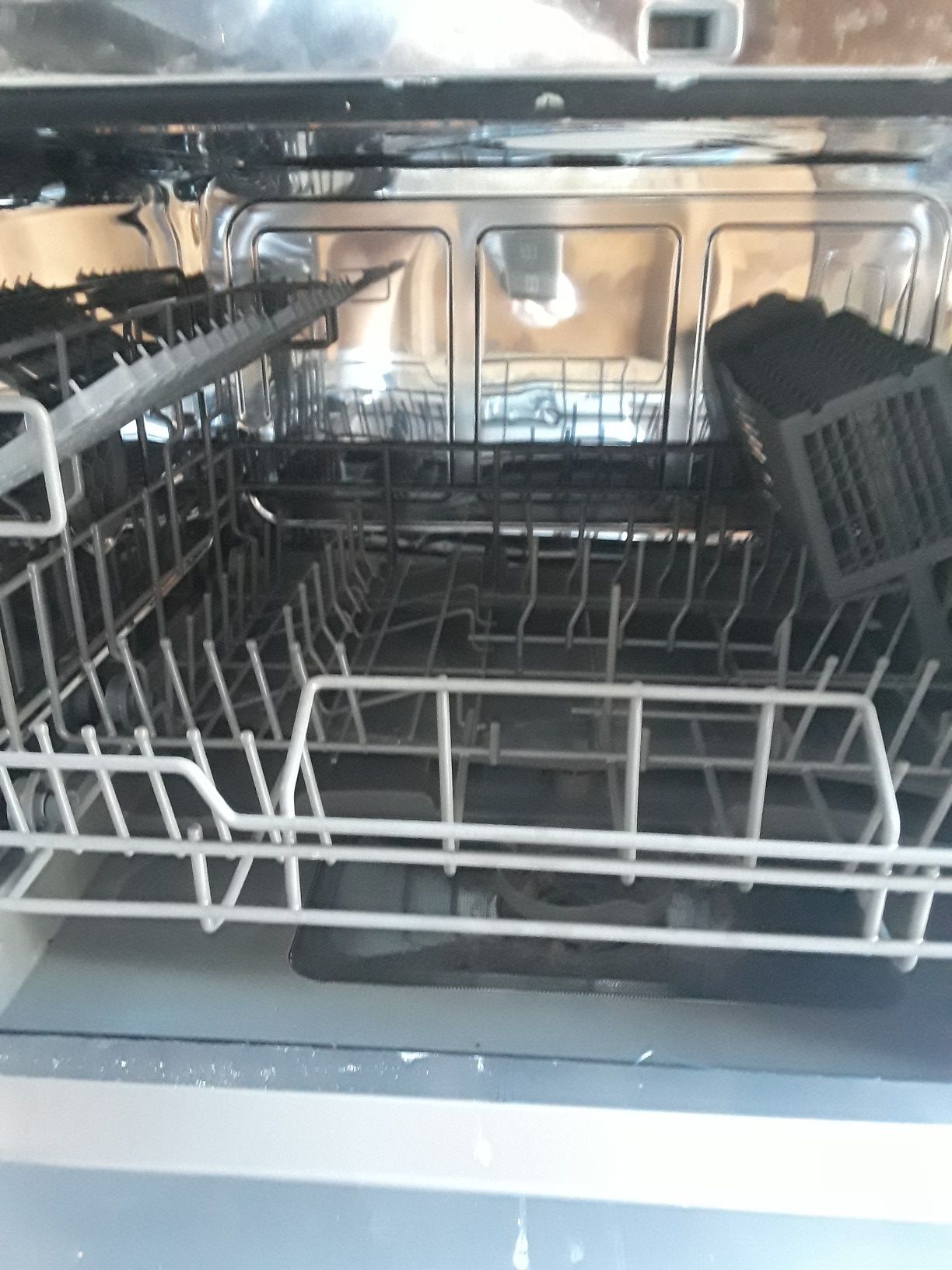 Countertop dishwasher