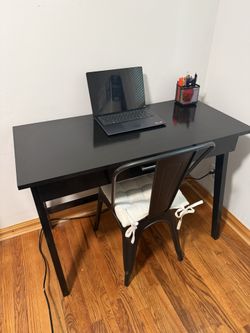 Black Desk