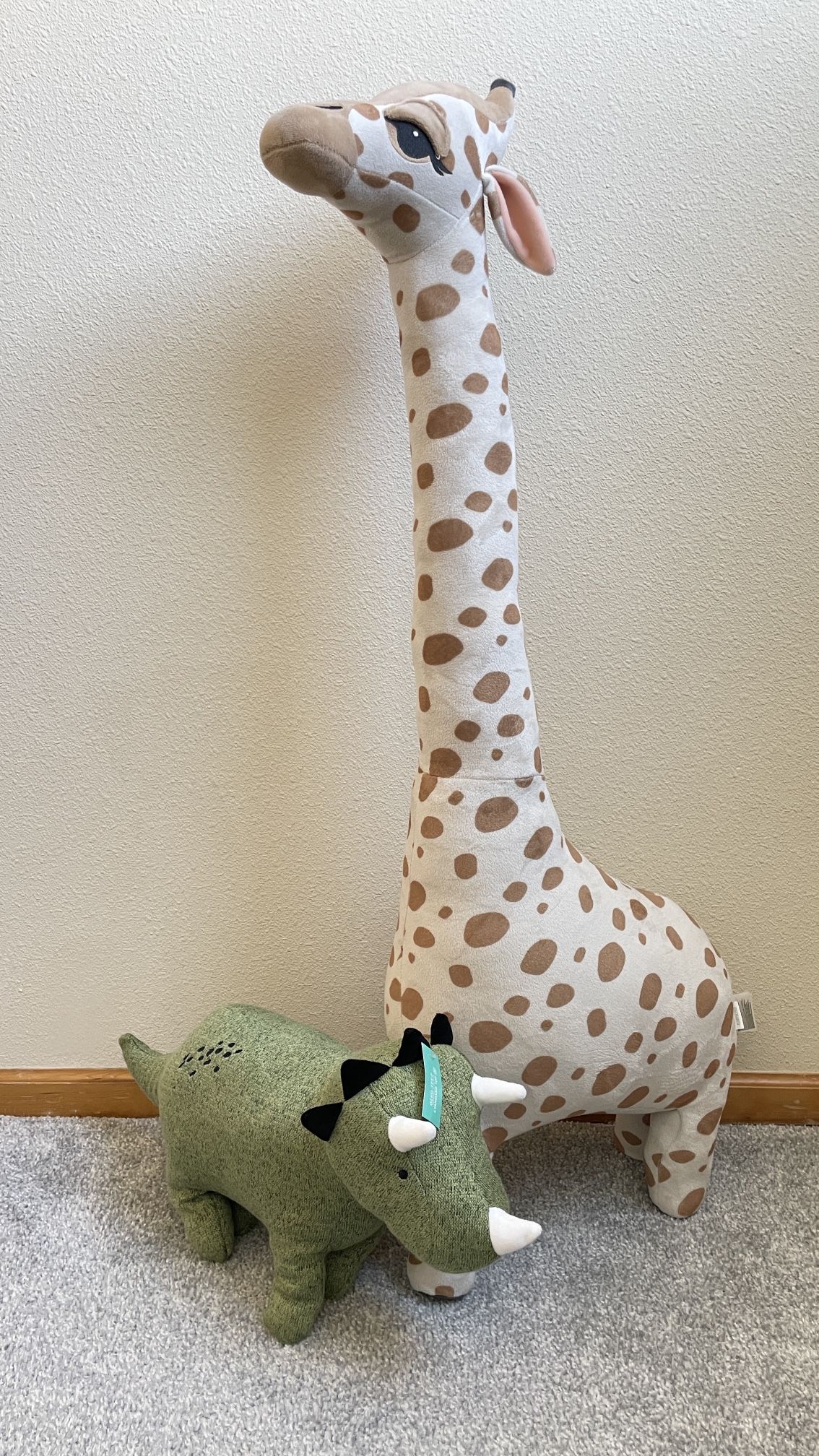 Large soft toy giraffe+dinosaur