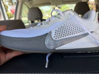 Kobe mamba Nike Low-Top Training Sneakers White Gray