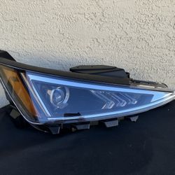 Hyundai Elantra Headlight 2019 - 2020, Hyundai Elantra Headlamp, OEM ORIGINAL HYUNDAI PART, passenger side light 