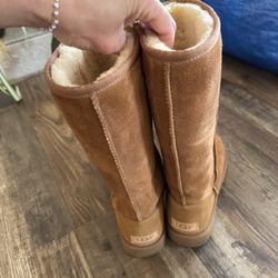 Women’s Uggs Chestnut / brown Size 8