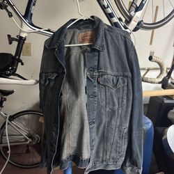 LOW PRICE MOVING- MENS LEVIS DENIM JACKET 