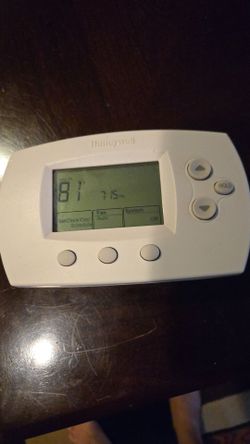 HoneyWell TH6110D1005 Programmable Thermostat w Wall Plate + 2 AA Batteries