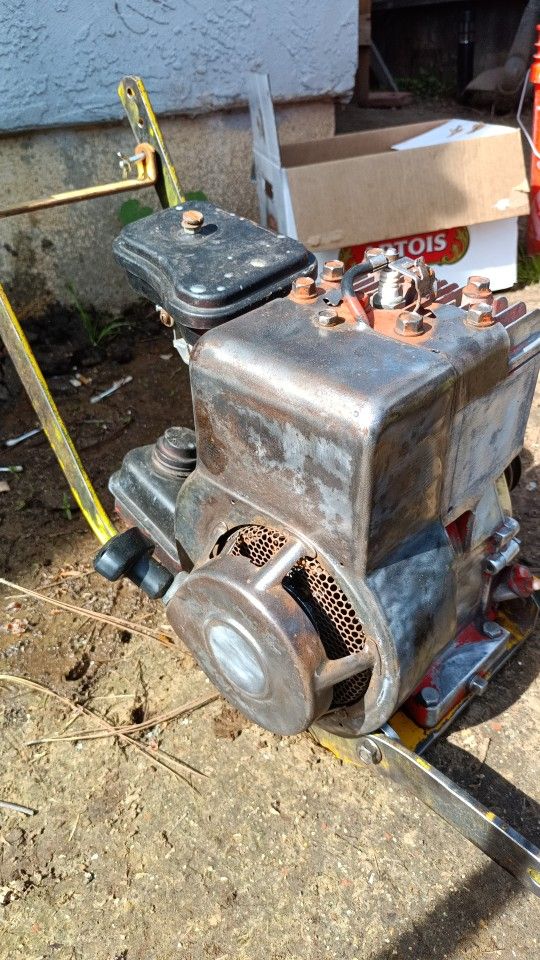 '60s Briggs & Stratton Three Horse Or Two Horsepower Gas Motor Four-stroke In Good Shape With Compression Starts Up Just Needs A New Carb Or Carb Clea