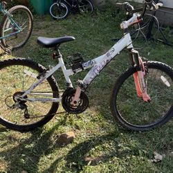 Girls Diamond Back Avico Front  Suspension Mt. Bike