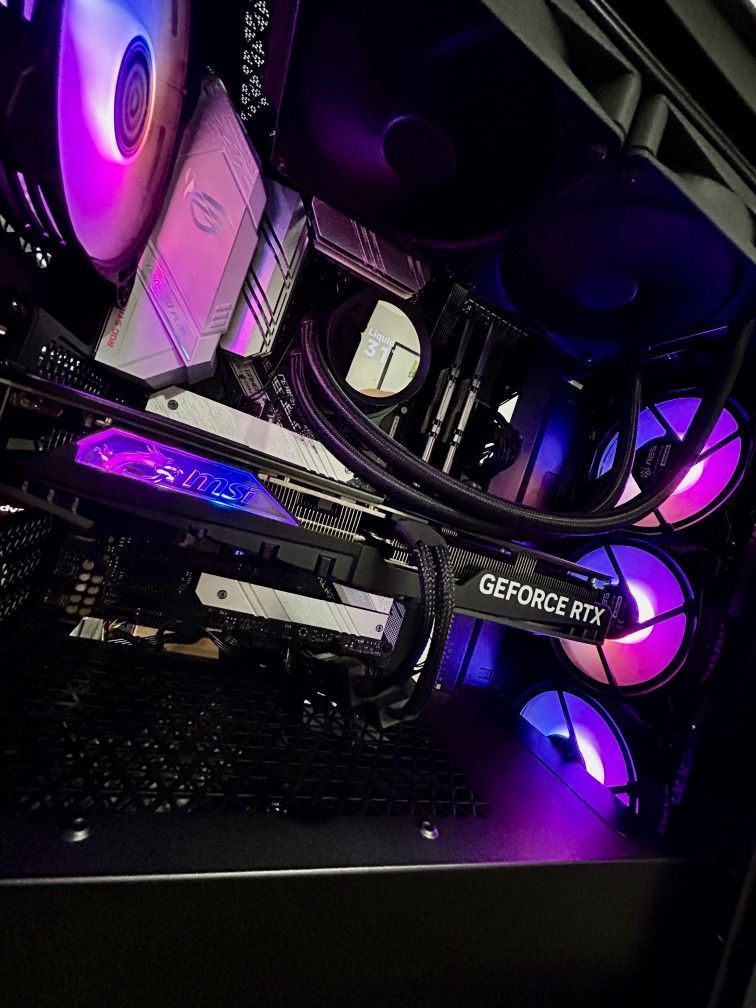 Gaming PC: Ryzen 7 + RTX 4070 Slim.