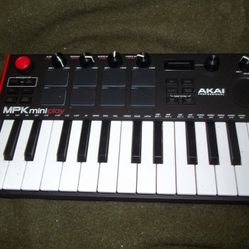 Akai Pro Mpk Miniplay 3 W/built In Speaker And Batterys For Solo Play