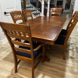 Beautiful Wood Dining room table with 6 chairs 80”x42” 