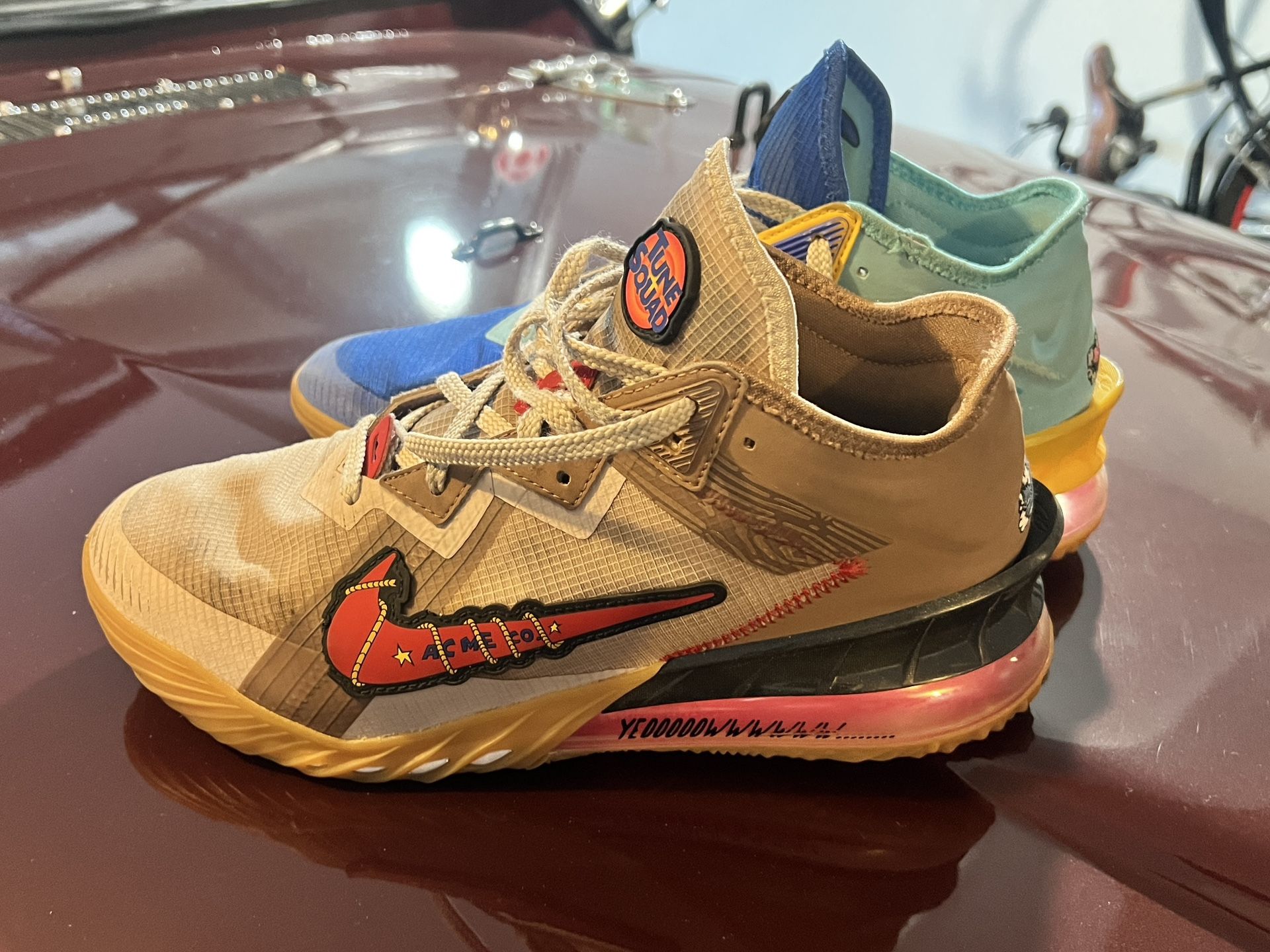 Nike Lebron 18 Looney Tunes Size 10 Basketball