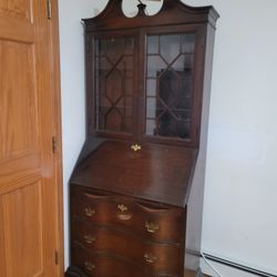 Antique oak funiture https://offerup.com/redirect/?o=ZGVzay5ib29r case