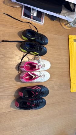 Soccer shoes