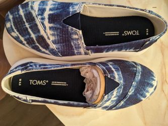 New in box Toms 6.5
