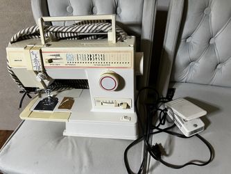 Sewing Machine Singer , Working!