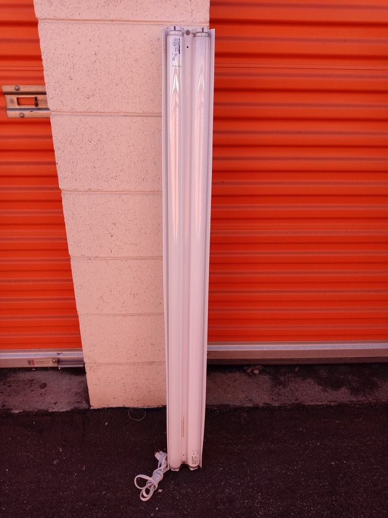 4 Foot Fluorescent work light. Good Cond.