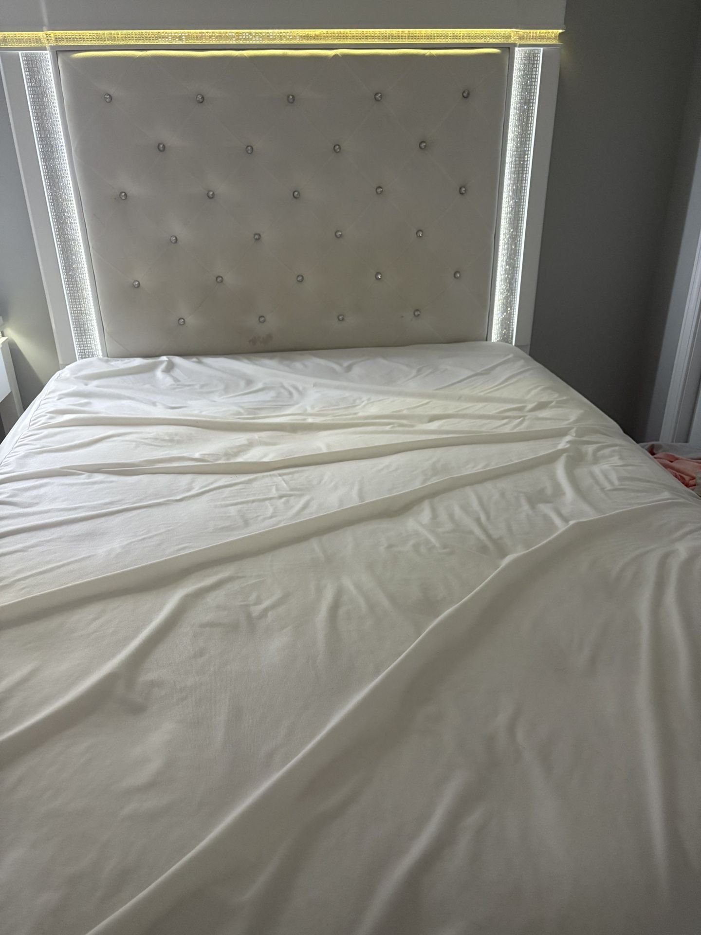 Bedroom Set - Queen Size