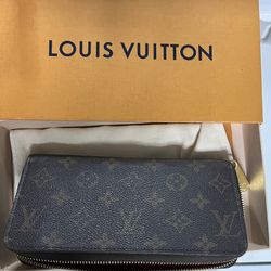 Lv Zippy Wallet Like New  Original Have Proof 