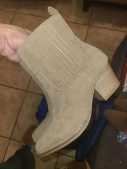 GIRLS BOOTS..ONLY USED 1 TIMES..SE HABLA ESPANOL..PICK UP IN BLOOMINGTON.. CHECK OUT MY PAGE FOR MORE ✔️ ✅️