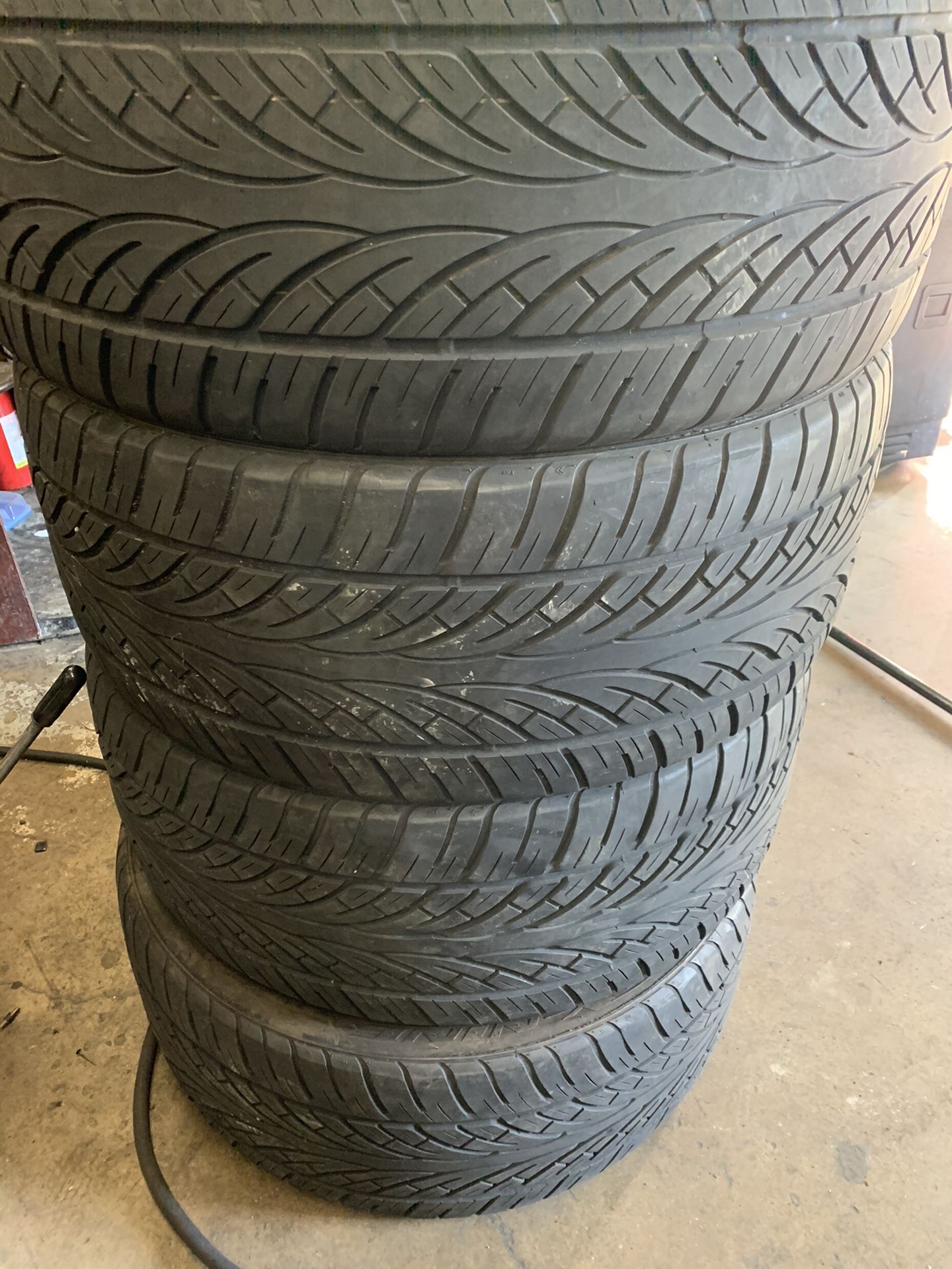 Tires 295-35r24 lexani