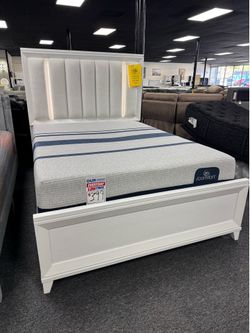 Queen Bedframe, Mattress & Box Spring. 🚚WE DELIVER🚚