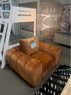 Cute accent chair! 🪑 😊💙
