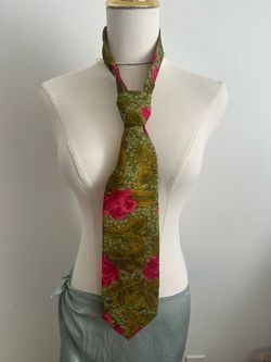 Silk floral necktie