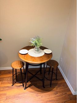 Round Bar table and chairs! Great Condition..