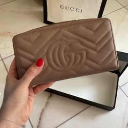 Barely Used Elegant Gucci Wallet. Includes A Stylish Bag And Box. 