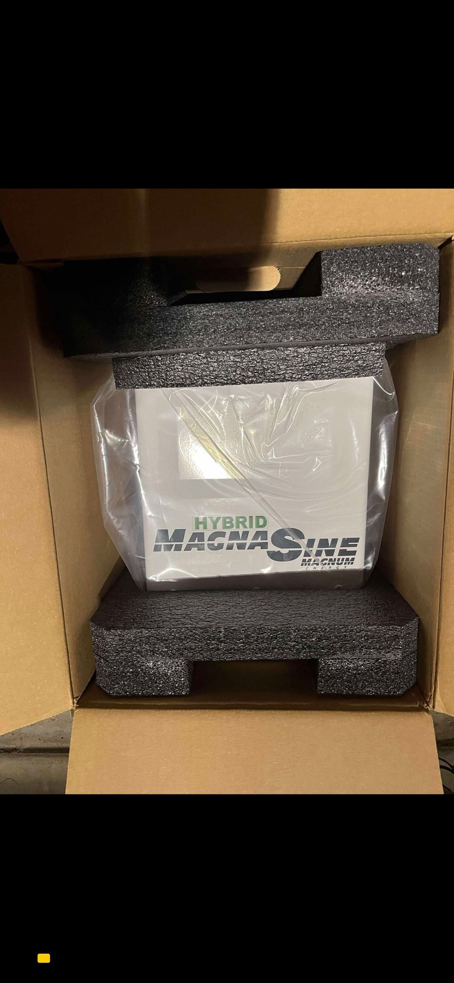 Magnum Energy 3000W 12V New in Box Hybrid Inverter/125 Amp PFC Charger MSH3012M