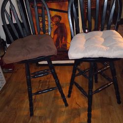 2 Bar Stools With Cushions