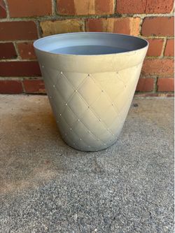 Plastic pot